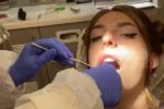 환자 뺨 때리는 치과의사