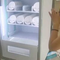 접시 자판기