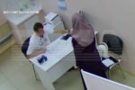 러시아, 의사를 폭행하는 이슬람 환자의 남편