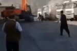 터키 밀린 임금 못 받자 회사 트럭 박살내는 굴삭기 노동자.gif...