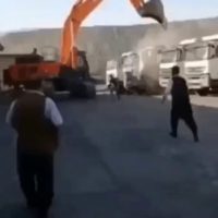 터키 밀린 임금 못 받자 회사 트럭 박살내는 굴삭기 노동자.gif...