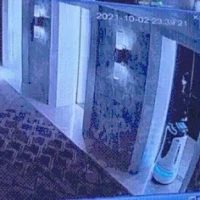 로봇이 엘리베이터에 타자 발로 걷어찬 남성