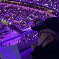 BTS 콘서트에 응원구호 프린트 해온 할아버지 관객