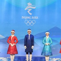 얼마전 공개된 2022 베이징 동계올림픽 시상 도우미 의상.jpg
