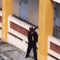 베트남 경찰이 건물 진입하는 방법.gif