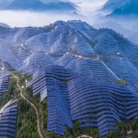 태양광 패널로 산을 도배한 중국