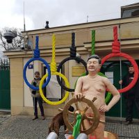 중국대사관앞에 세워진 올림픽 전시물