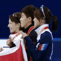 중국 국기 들고 사진찍는 김아랑 선수