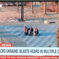 우크라시민들 길거리에서 기도중