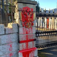 레딧펌) 주 아일랜드 러시아 대사관 건물에 누군가 '빨간'페인트 도배.reddit