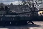 (SOUND)우크라이나) 몸으로 러시아 탱크를 막아서는 우크라이나 시민의 모습