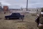(SOUND)폭격에 놀란 할머니 달래주는 러시아 군인