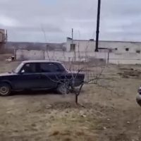 (SOUND)폭격에 놀란 할머니 달래주는 러시아 군인