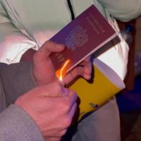 러시아 대사관 앞에서, 여권 태우는 러시아인들