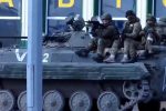 (SOUND)러시아군 촬영하는 민간인에게 발포하는 러시아군