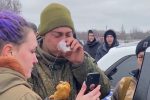 (SOUND)투항한 러시아군 엄마랑 영상통화 시켜주는 우크라이나 사람들