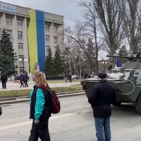 (SOUND)이동중인 러시아 장갑차에 올라탄 우크라인. gif