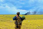 우크라이나의 황금 벌판과 군인