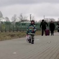 (SOUND)나홀로 울면서 피난가는 우크라이나 어린이 ㅠㅠ
