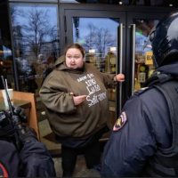 맥도날드의 철수를 비판하는 러시아인