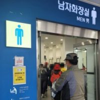 '성적 욕망 없으면 처벌 없다'…남자 화장실에 줄 선 여성들