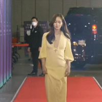 걸어오는 노란 원피스 김소현