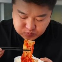 김치를 중국 음식이라며 쇼츠 영상을 게시한 유튜버;;;