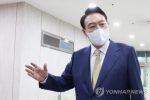尹, 北 방사포 발사 속 영화 관람? ""미사일 아냐...필요한 대응""