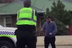 호주 경찰의 칼든 사람 제압법...gif