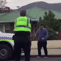 호주 경찰의 칼든 사람 제압법...gif