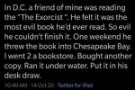 친구가 책을 바다에 버렸다.