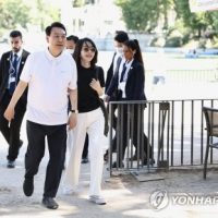 인사비서관 부인 ''나토 동행'', 김여사 지원…""민간인 자원봉사자""