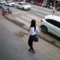 (SOUND)길거리에서 여자들이 발목 보호대를 찬 모습을 자주 보게되는 이유(feat.하이힐의 위험)
