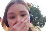 (SOUND)셀카 찍다 미사일 공격에 놀란 우크라 여성.