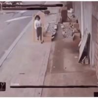 (CCTV)간발의 차로 피한 여성