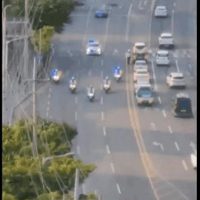 도로 통제하고 출근하는 모습