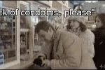 부끄럽지만 여자들 앞에서 콘돔 사는 남자.gif