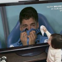 [사진] 수아레즈 눈물 대신 닦아주는 일본 아이 ㅋㅋㅋㅋㅋ