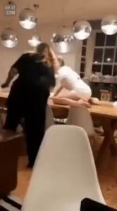 테이블에서 춤추는 여성 gif