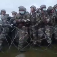 (SOUND)중국군과 인도군이 히말라야 국경에서 벽돌과 나무막대 휘두르며 충돌