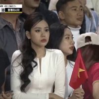 베트남 vs 말레이시아 경기 중 카메라에 잡힌 여성팬들.gif
