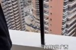 중국 아파트에서 쑥쑥 빠지는 난간 쇠봉.gif