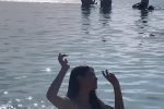 AOA 설현....해외에서 흰 니트 비키니 수영복 몸매 공개
