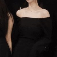 섹시한 블랙 드레스를 입은 에스파 카리나
