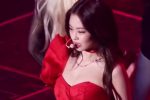 [블랙핑크] 원 오프숄더 레드 드레스 블랙핑크 제니