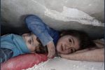 시리아 지진으로 붕괴된 건물에서 동생을 보호하고 있는 10살 누나.jpg