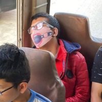 버스에서 마스크 쓰고 자는 학생