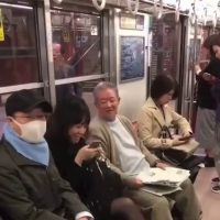 (SOUND)일본 전철에서 다리 꼬았다고 신문지로 여자 다리 때리는 노인