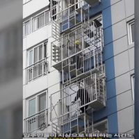 부천 한 아파트에 설치된 화재 탈출용 계단