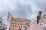 [방탄] 뷔, 프랑스 시위 슬로건에 등장.jpg
